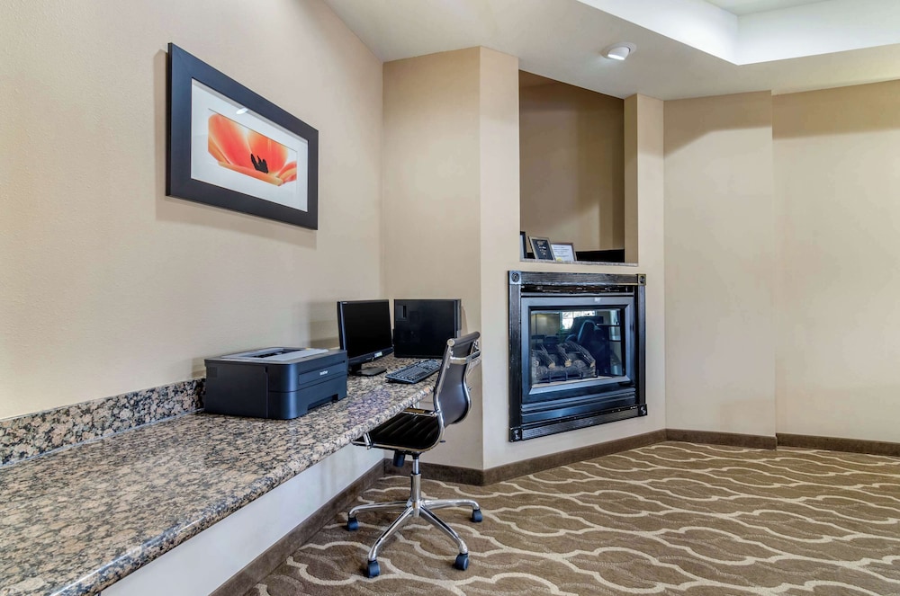 Comfort Inn And Suites 25/32