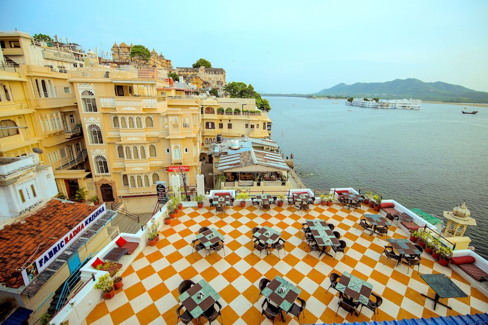 Hotal Devraj Niwas on Lake Pichola Udaipur 4/50