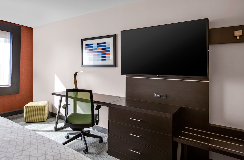 Holiday Inn Express Suites Sanford 48/54