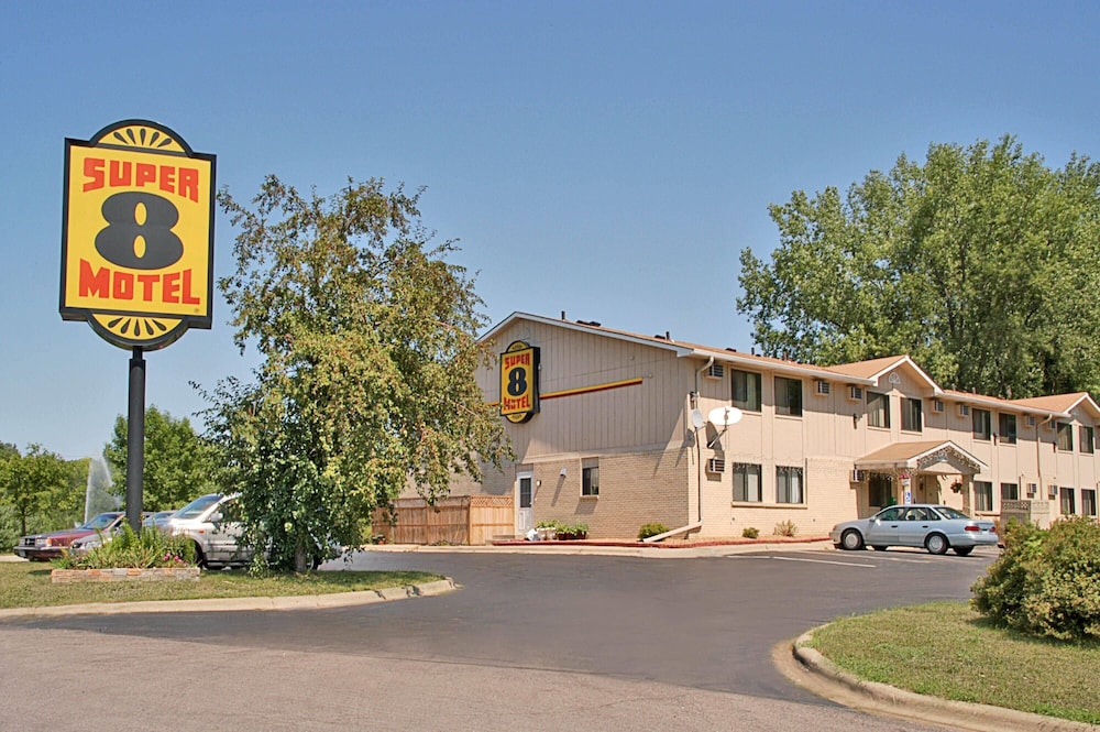 Super 8 By Wyndham Chaska 27/37