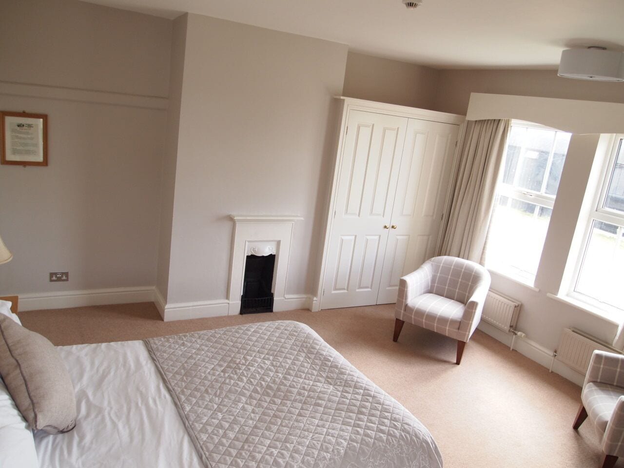 ROOM, DOUBLE BED