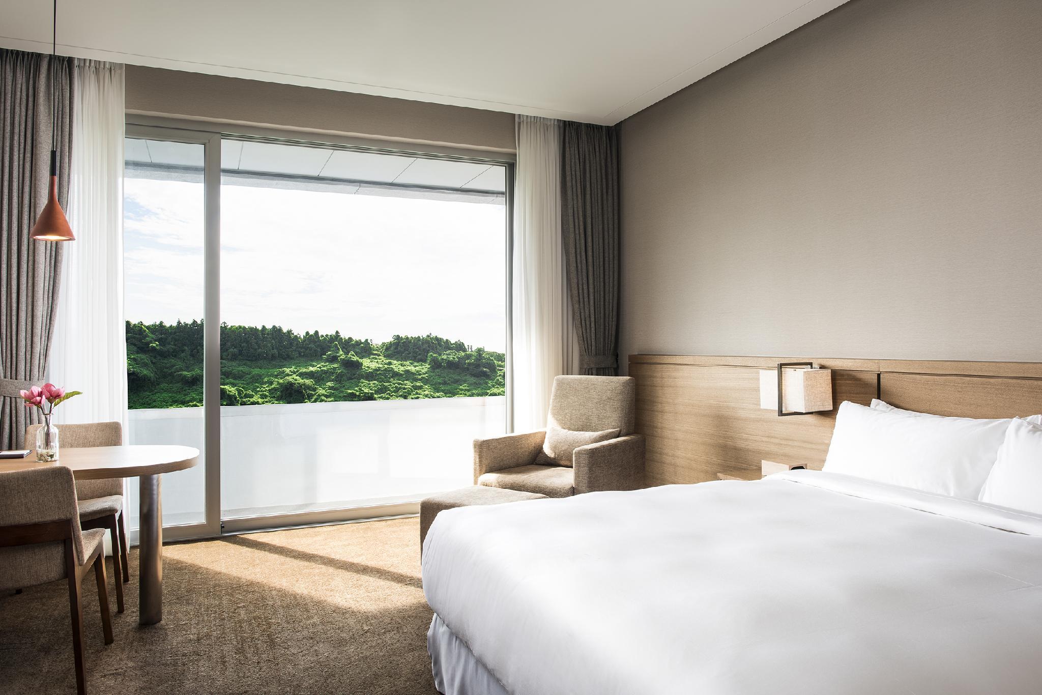 Deluxe, Queen Bed, Cliff View