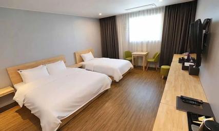 Room, Twin Beds