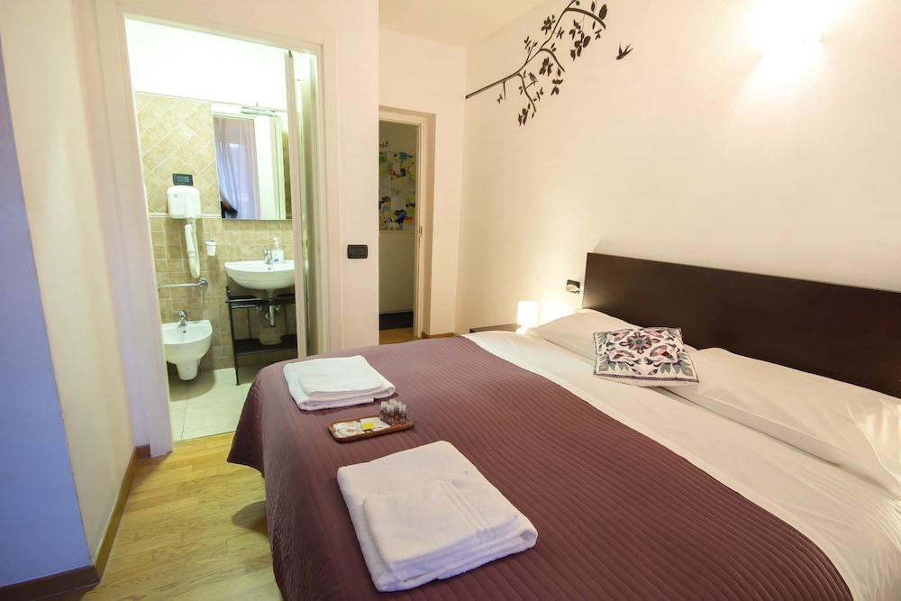 ROOM, DOUBLE BED