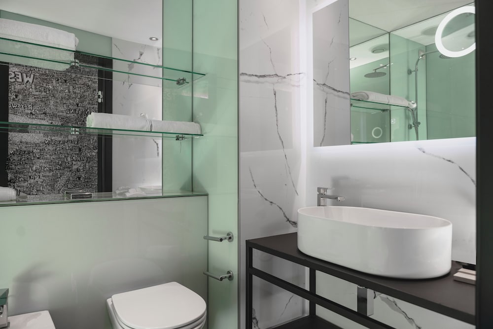 SUITE, SAUNA, HOT TUB