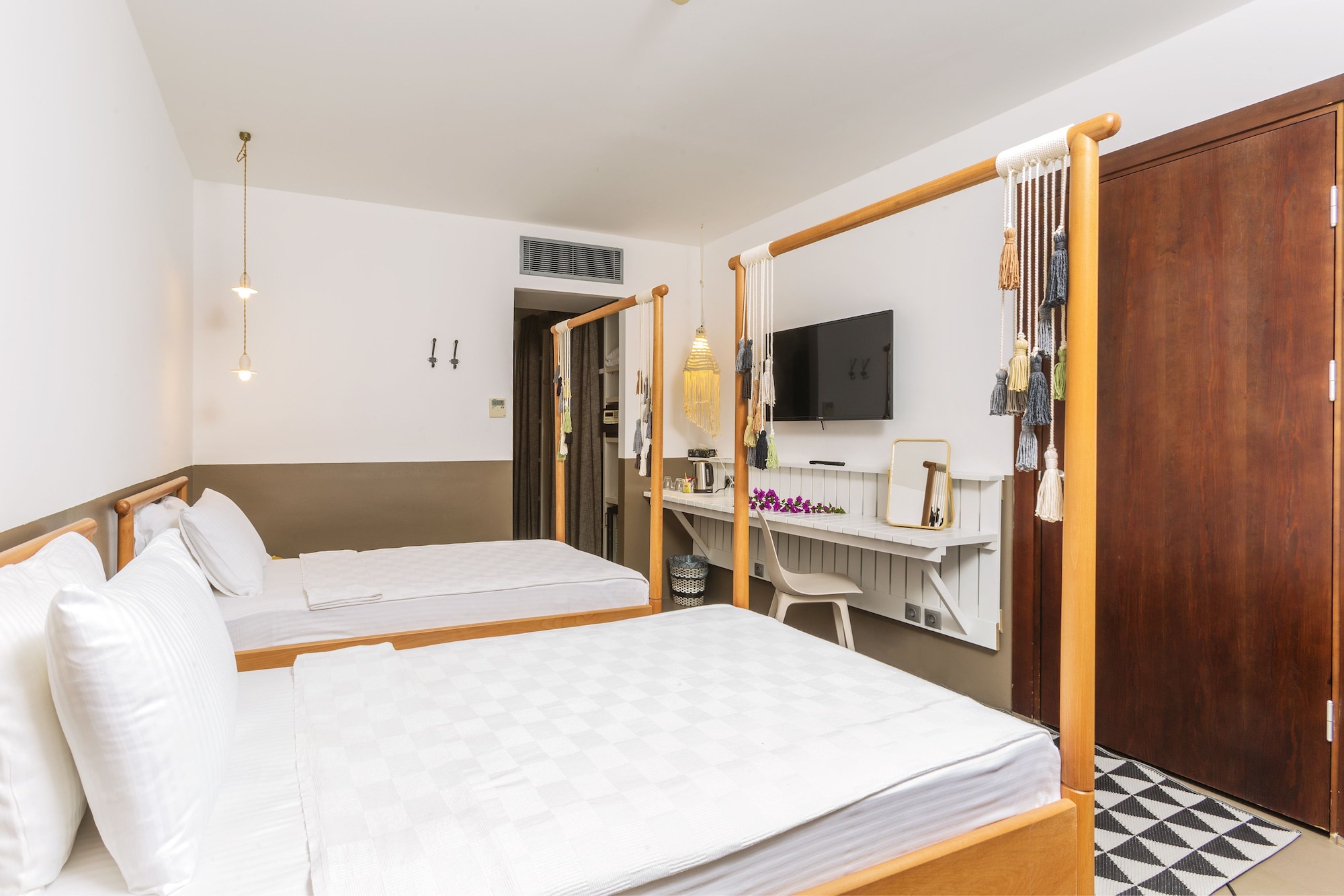 DELUXE, KING BED, POOL VIEW, BALCONY