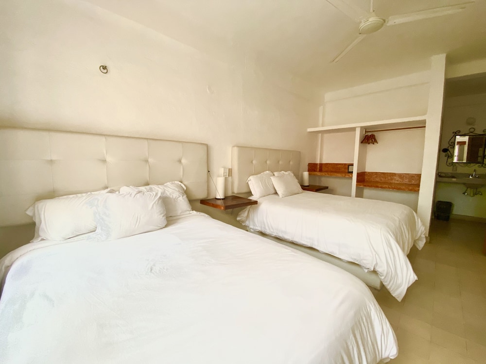 STANDARD, 2 QUEEN BEDS