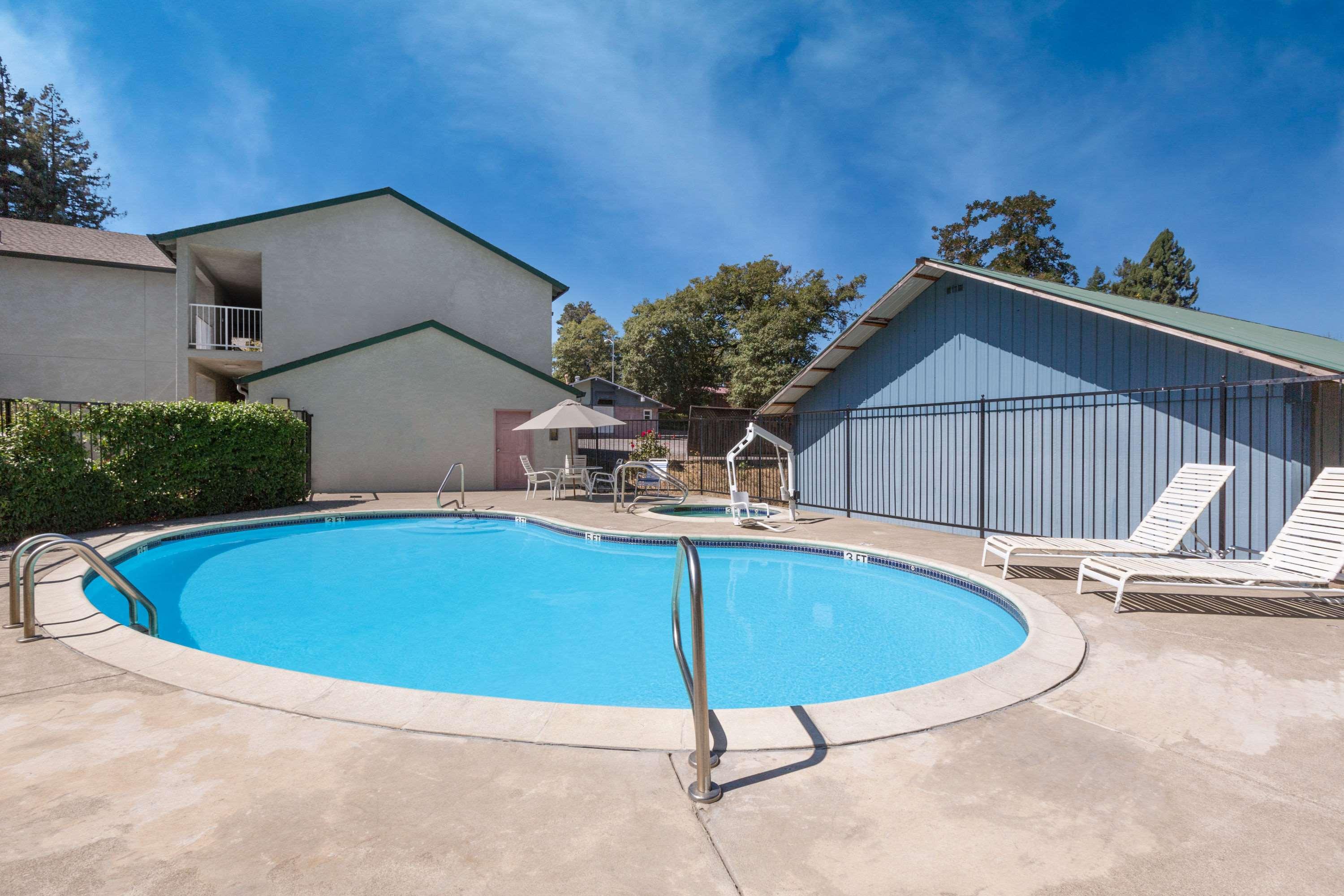 Creekside Inn & Suites 41/47
