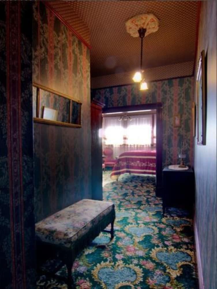 Gingerbread Mansion Inn 39/73