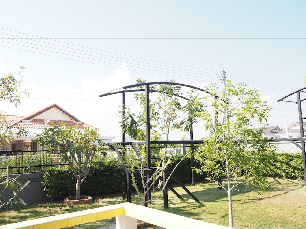 Baan Tukta 33/35