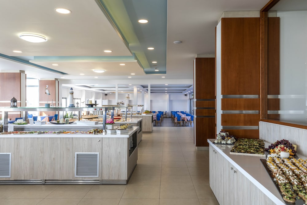 Belair Beach Hotel 8/50
