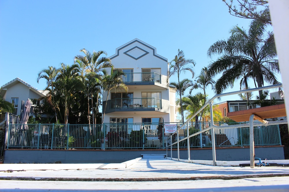 SURFERS RIVERSIDE APARTMENTS 1/43