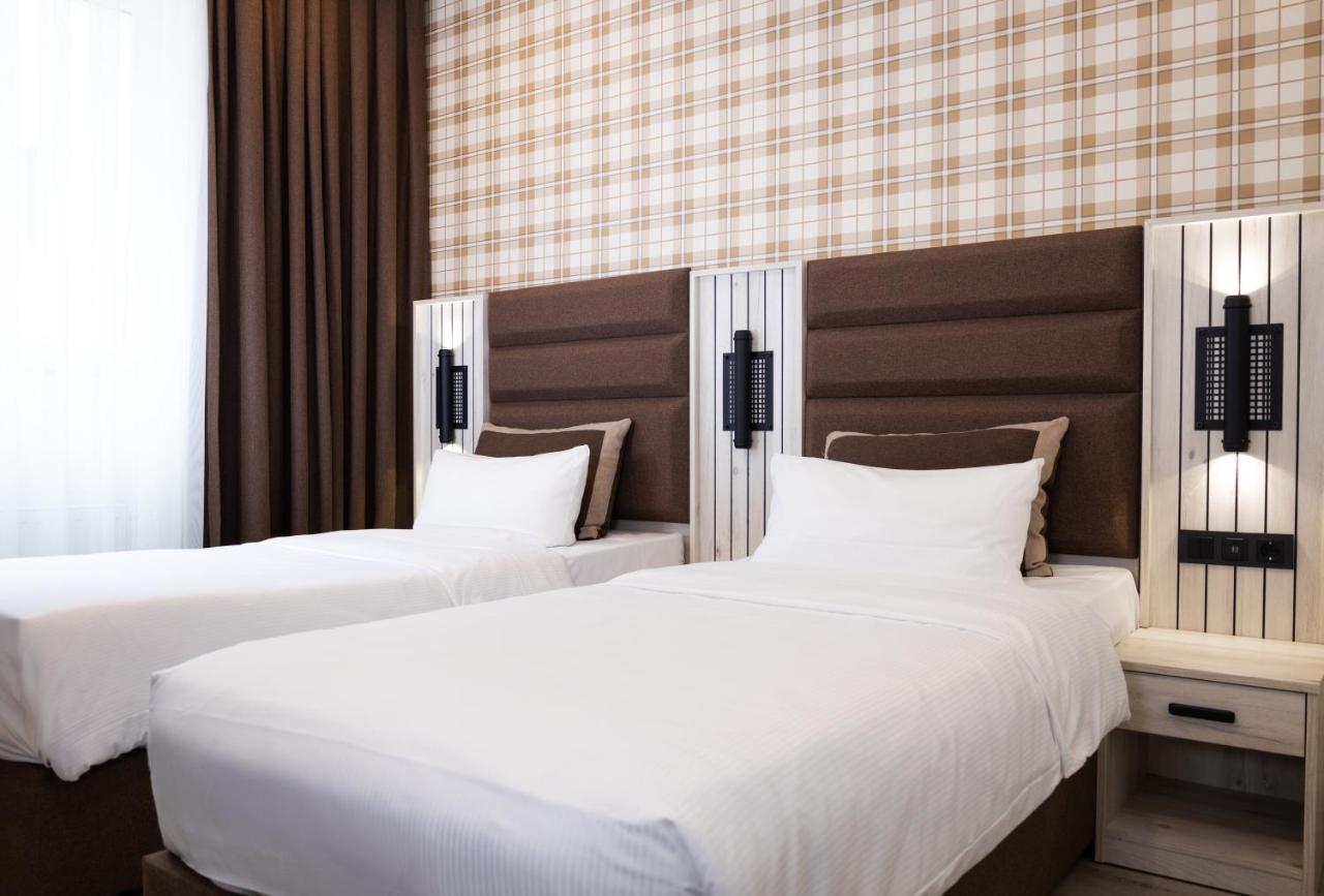 ROOM, TWIN BEDS