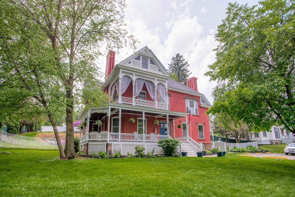 Hatch House Bed & Breakfast 3/38