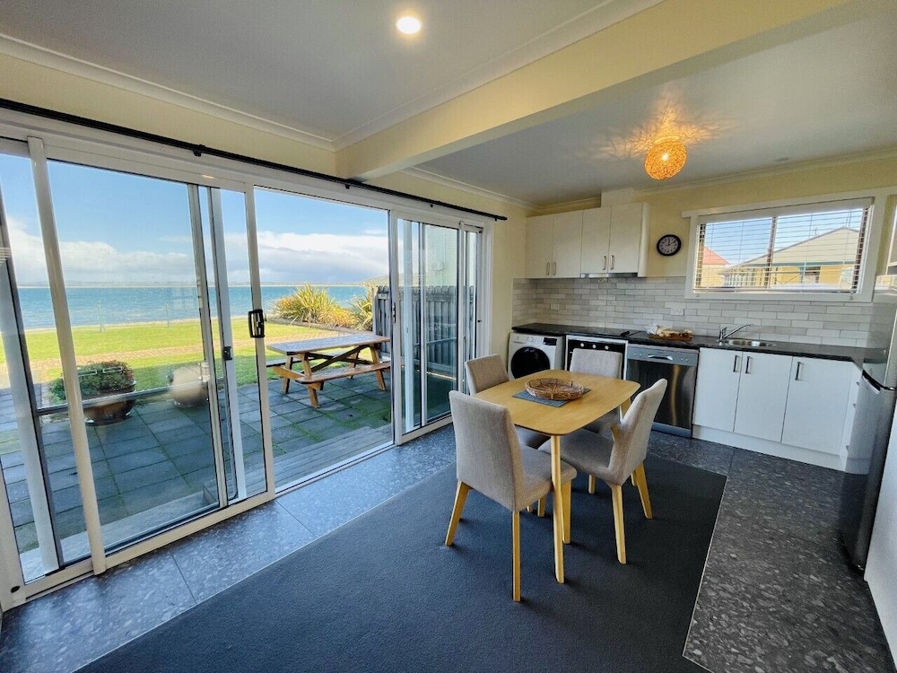 STANLEY VILLAGE WATERFRONT ACCOMMODATION 60/70