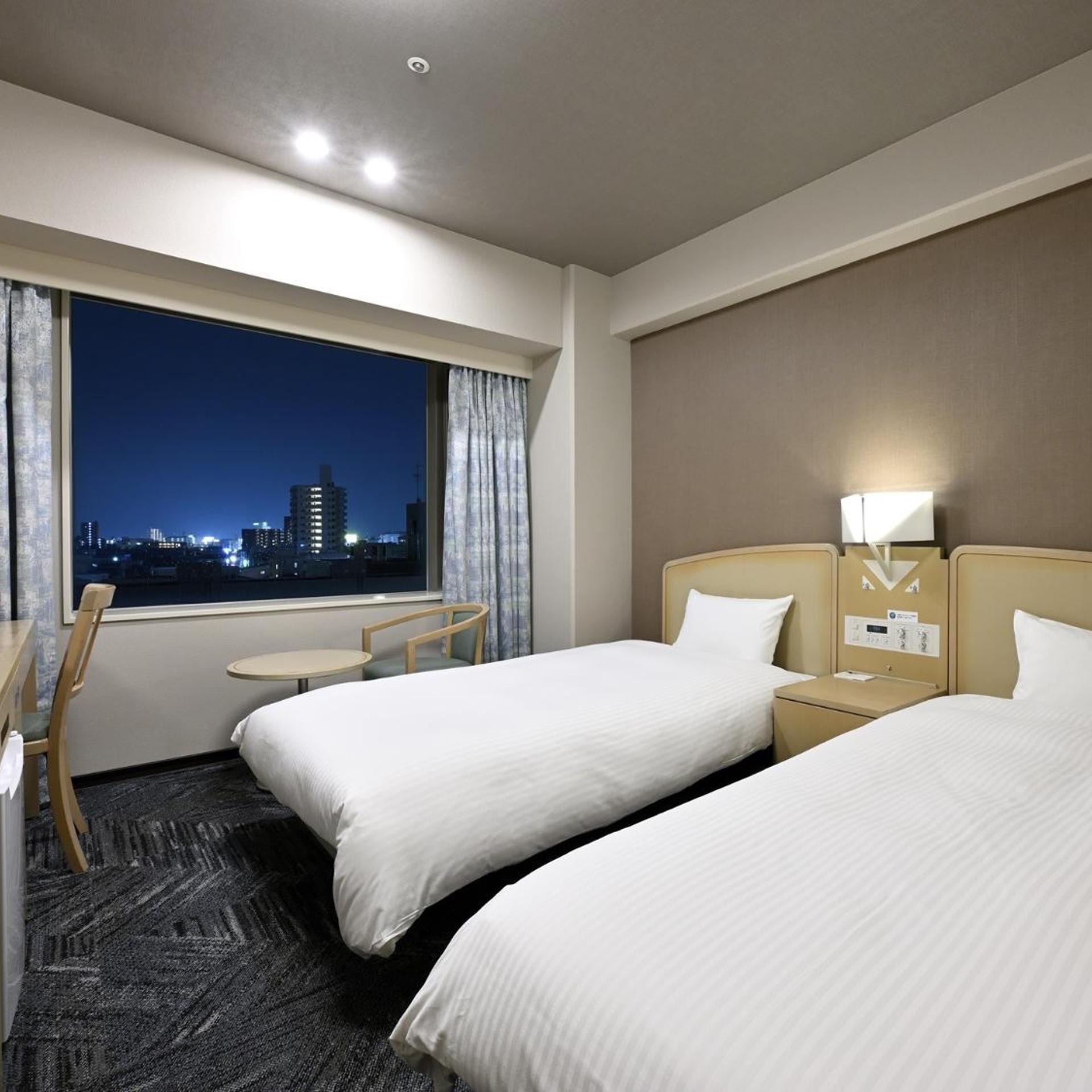 Room, Twin Beds, Town Side