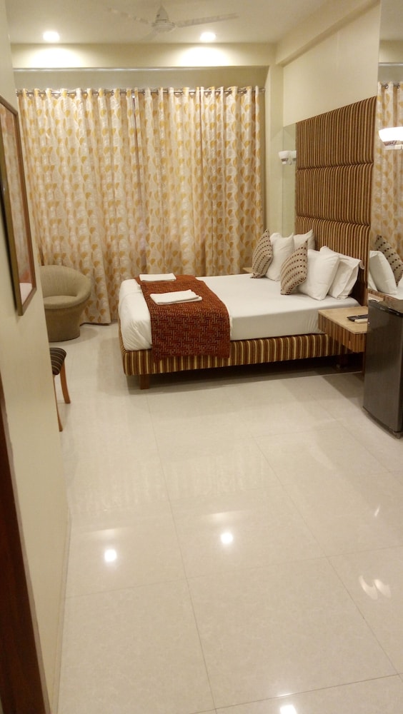 Bentley Hotel Churchgate 13/24