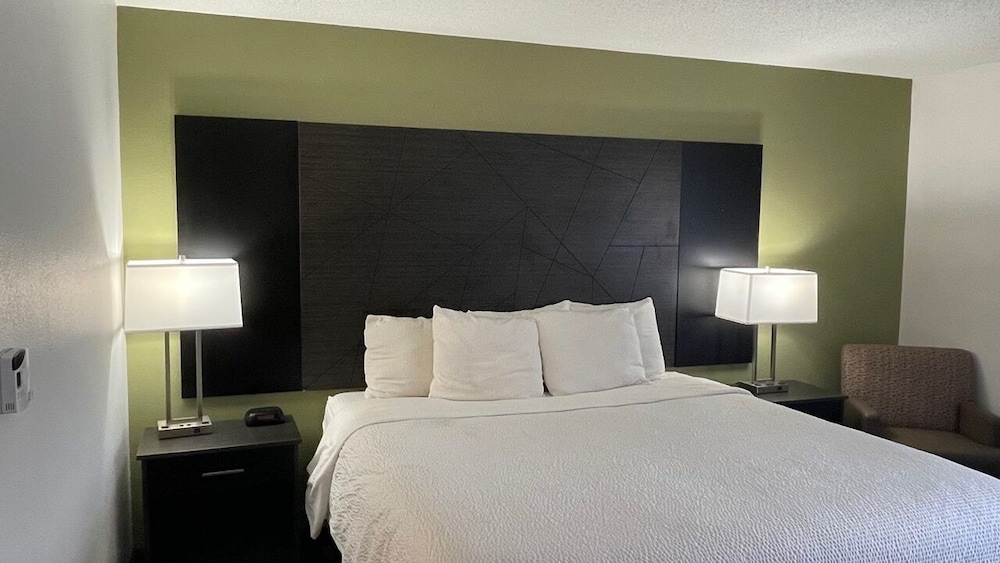 La Quinta Inn and Suites by Wyndham Cincinnati North 16/38