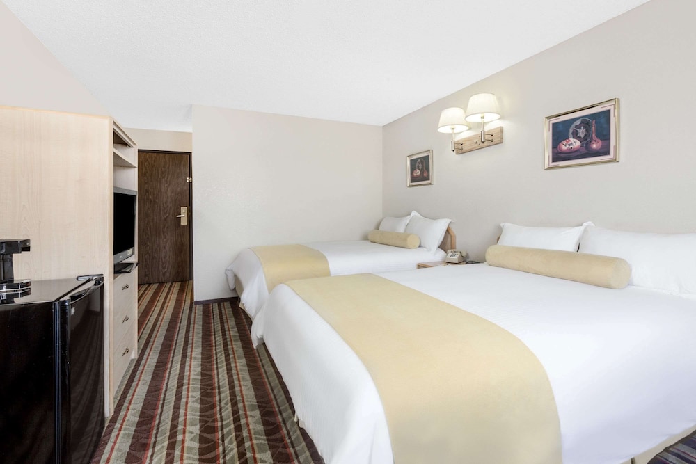 Super 8 by Wyndham Lake Havasu City 7/15