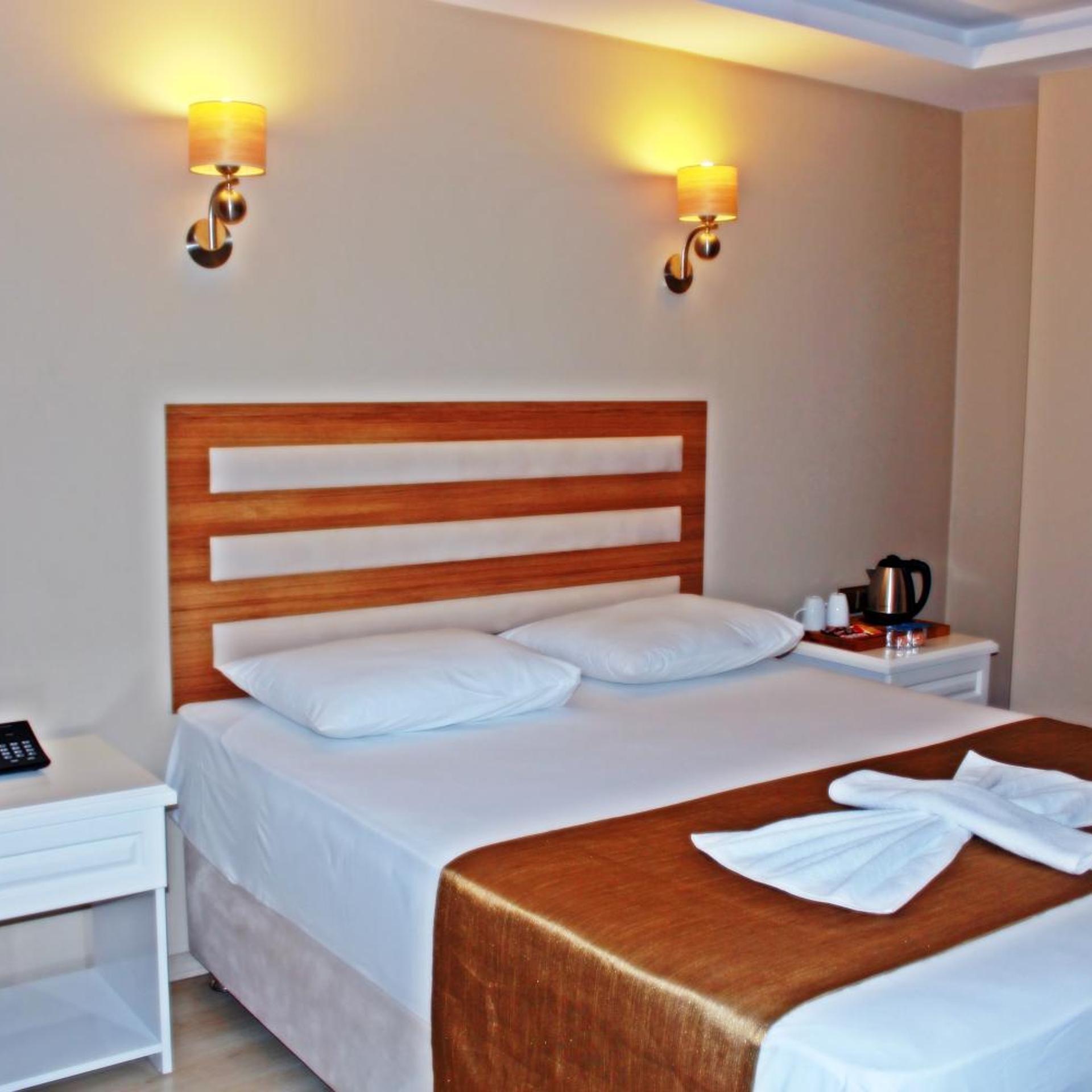Deluxe, Double Bed, Lateral Side Sea View