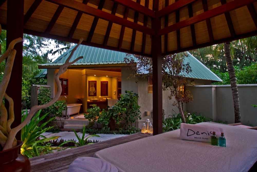 DENIS PRIVATE ISLAND 2/50