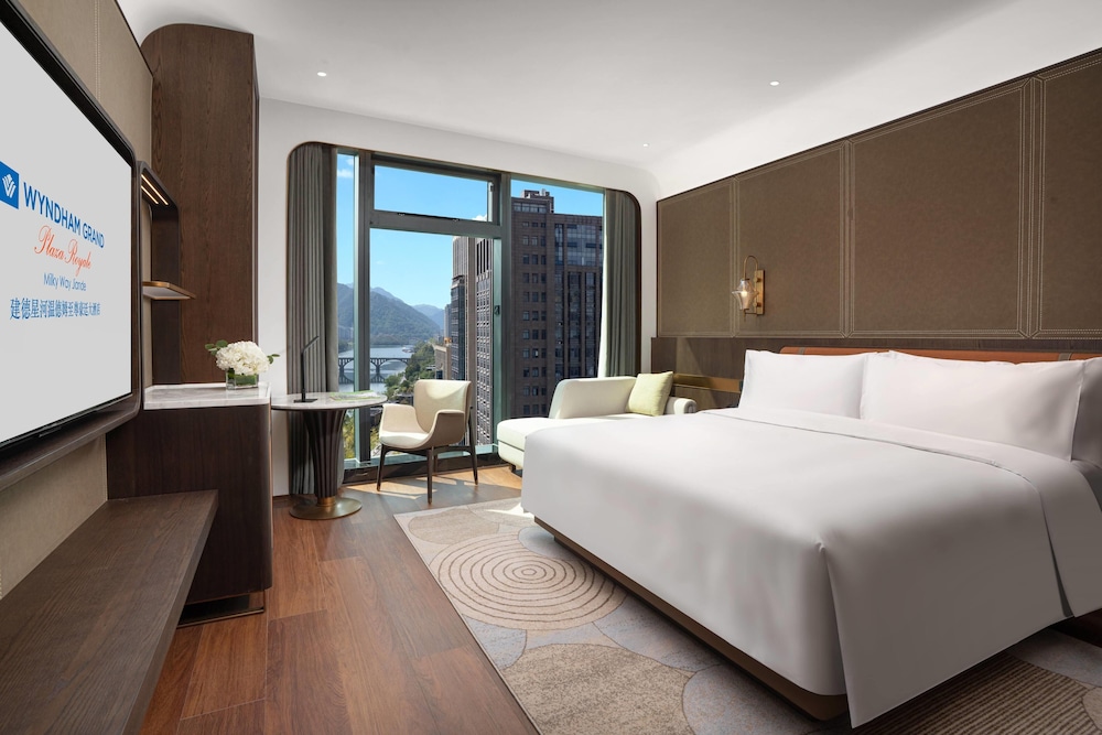 Elegant, King Bed, River View