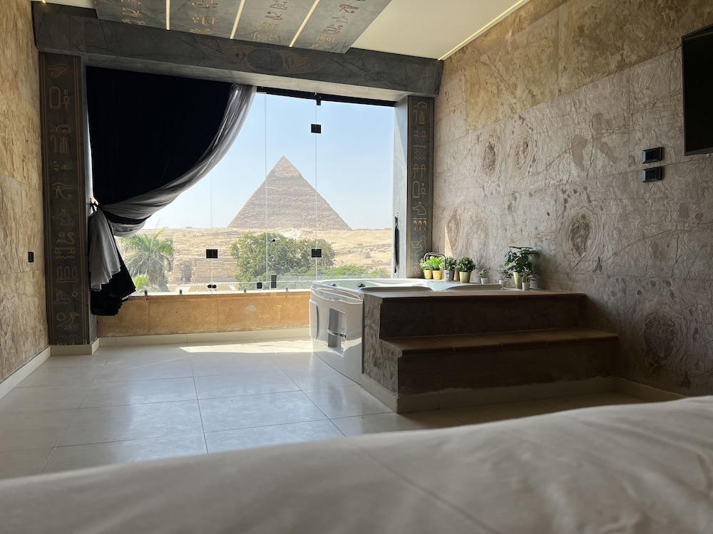 Great Pyramid Inn 24/50