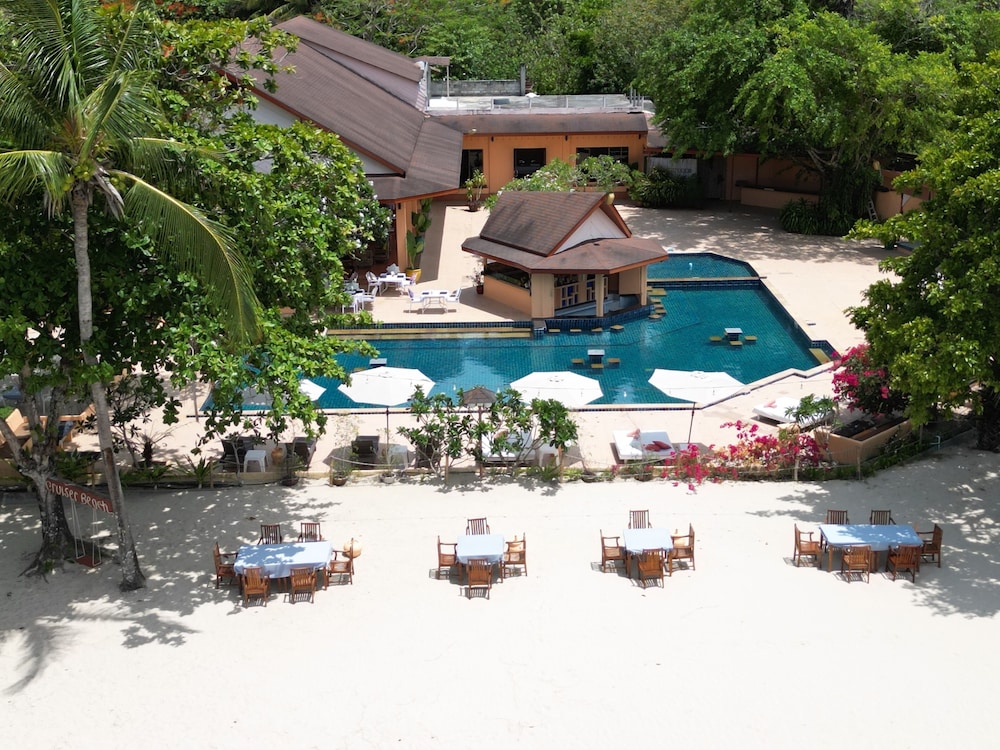 Cruiser Island Resort by Swiss-Belhotel 83/95