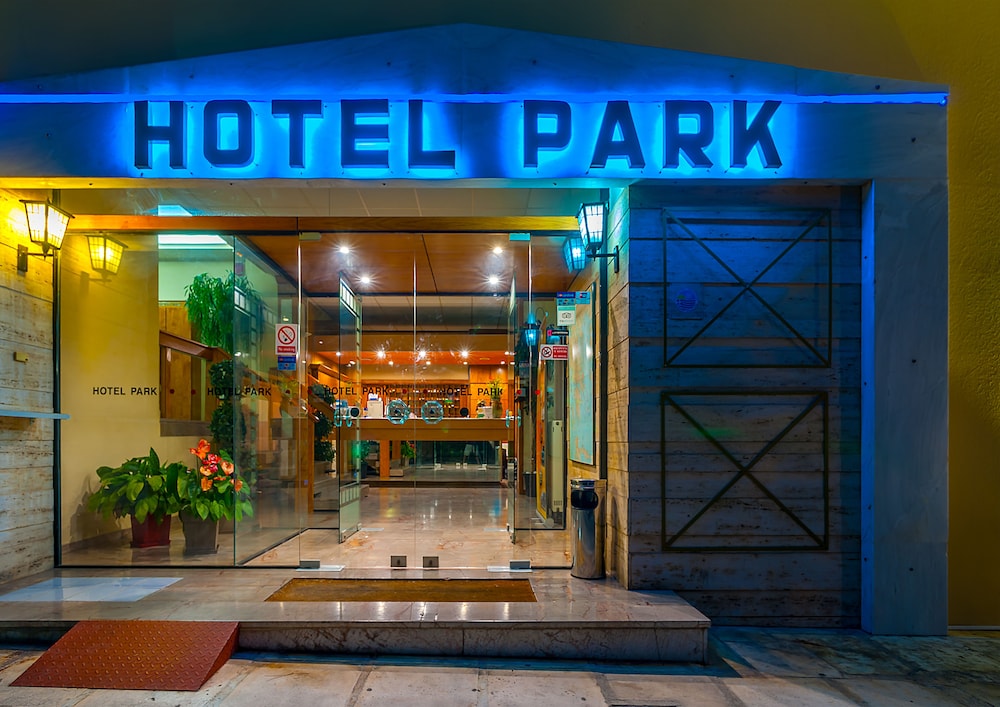 HOTEL PARK 3/43