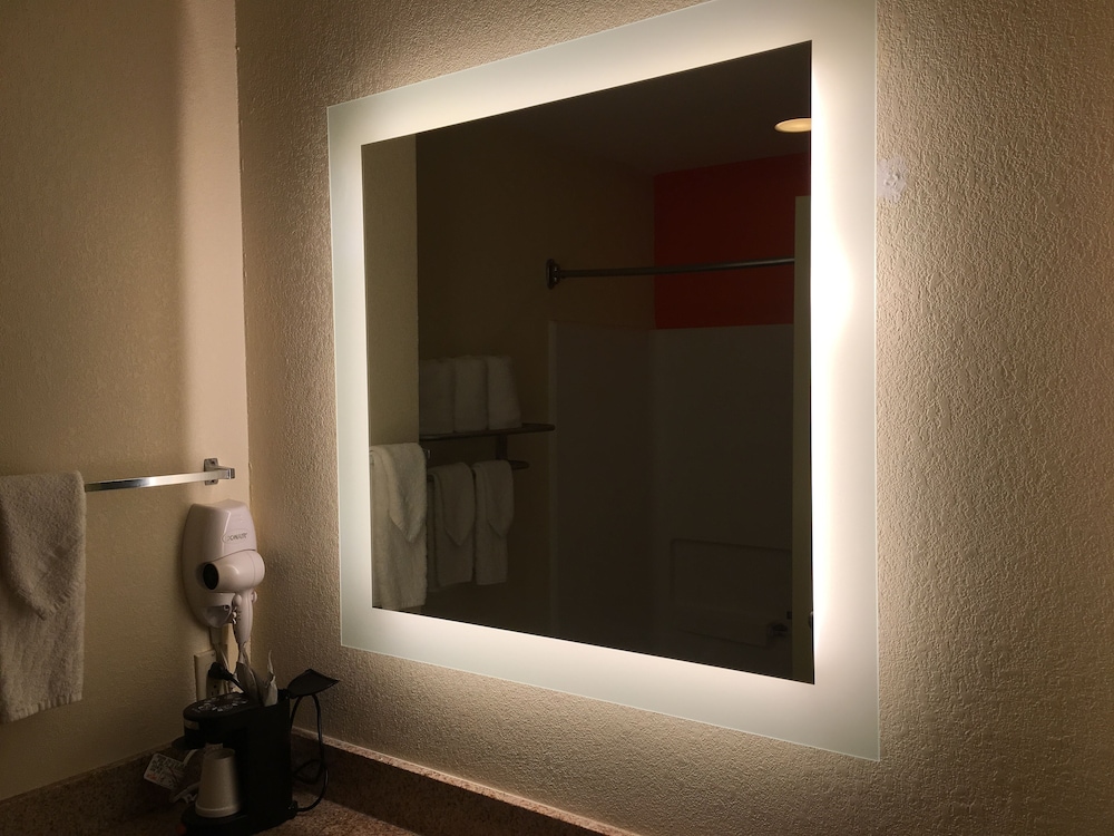 Howard Johnson by Wyndham Houma 32/36