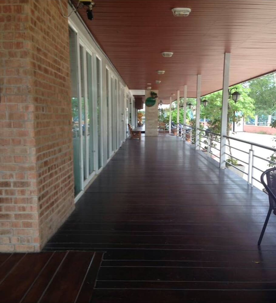 Chonlapruk Lakeside Hotel 53/56