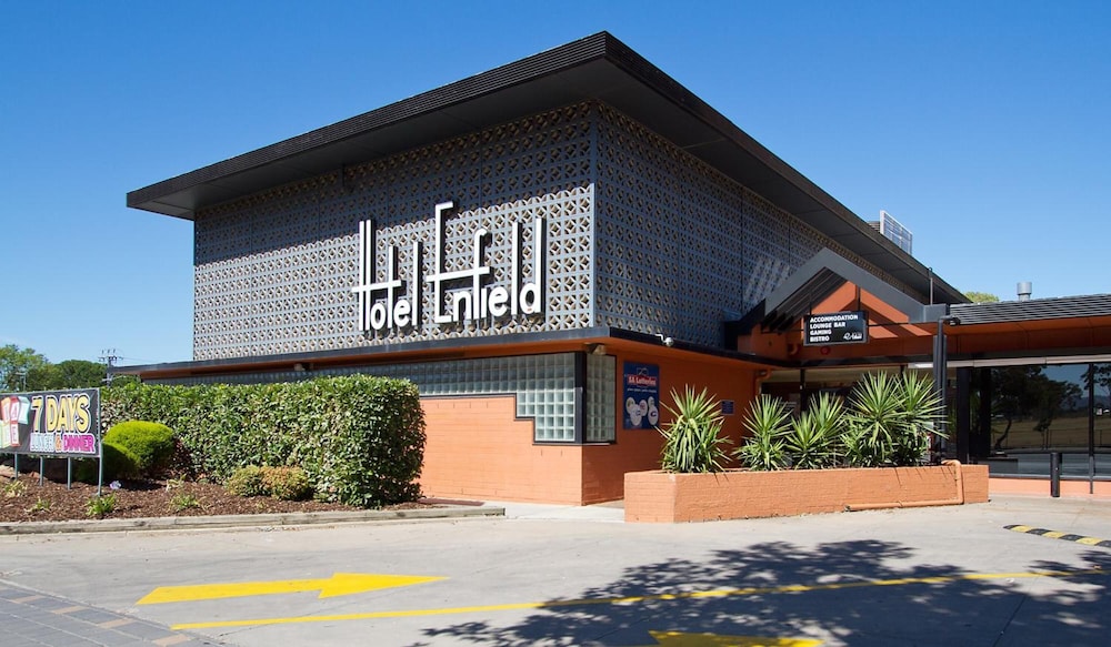 Enfield Hotel 4/55