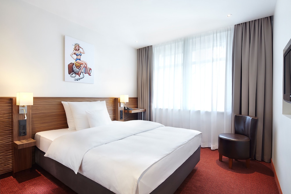 ROOM, DOUBLE BED