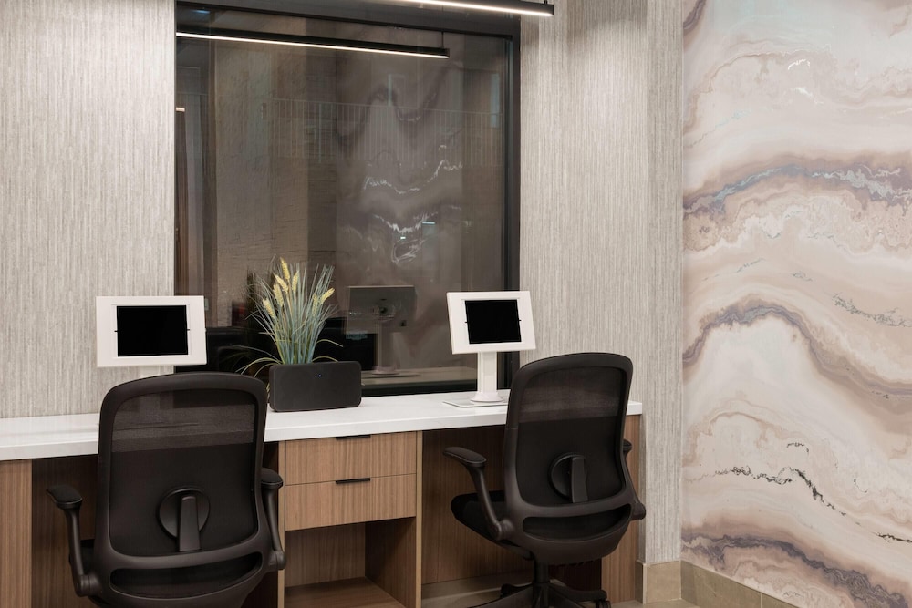 La Quinta Inn & Suites by Wyndham Kelowna BC 41/51