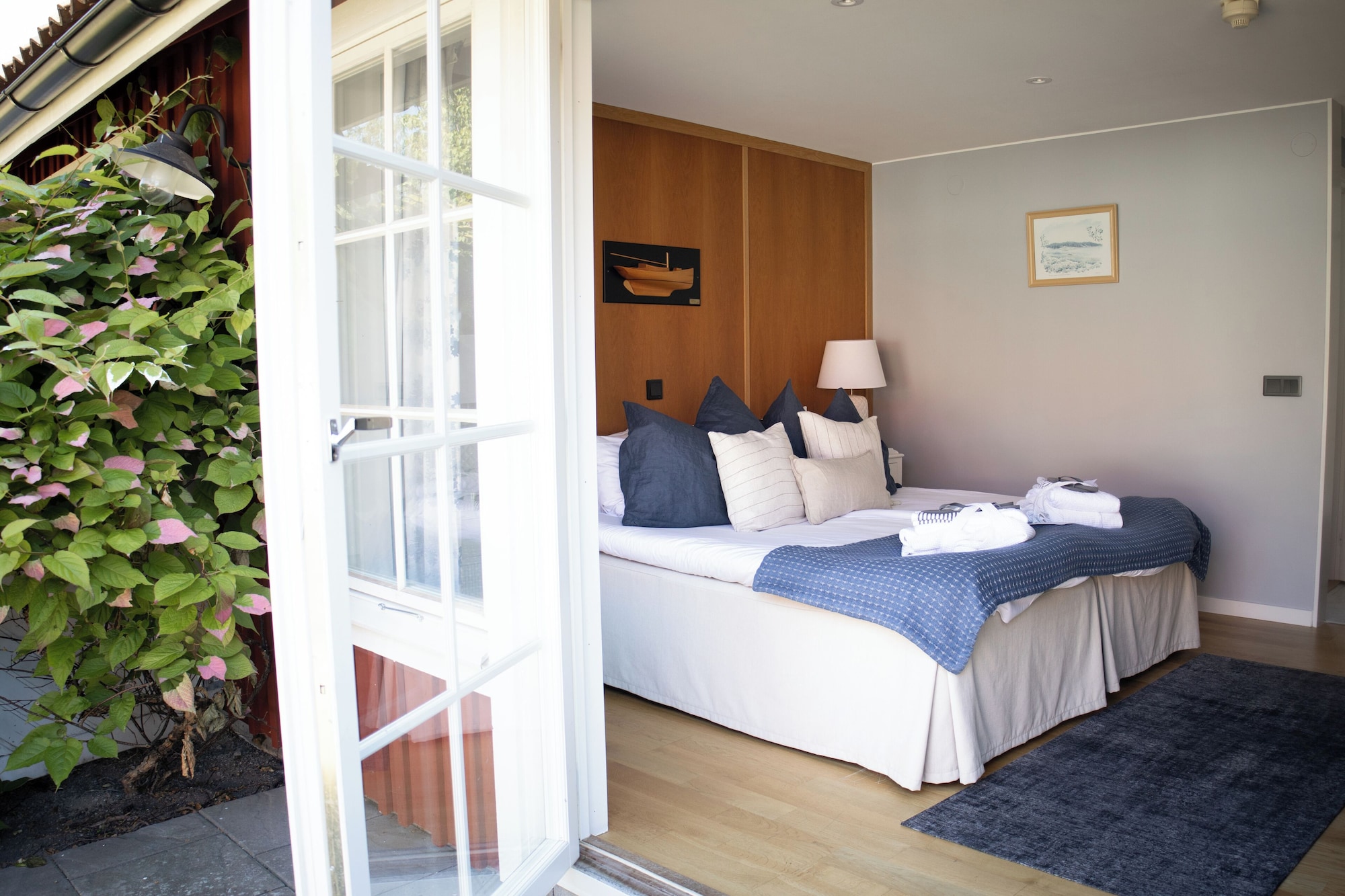 Garden, Twin Beds