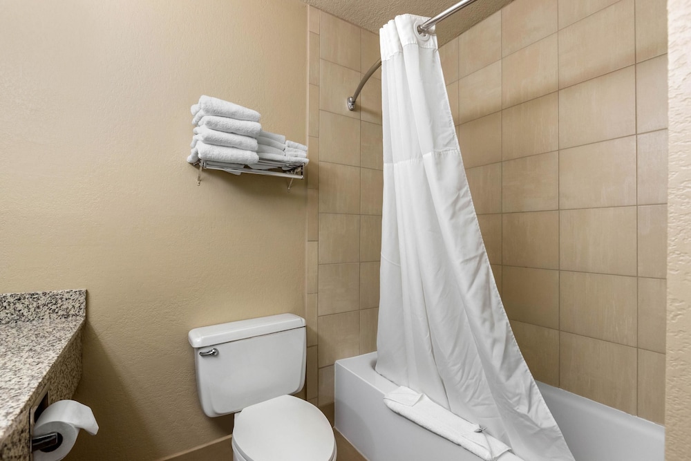 Quality Inn & Suites Des Moines - Merle Hay Road 10/39