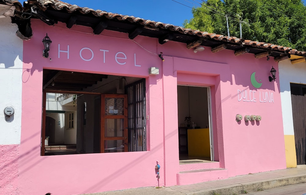 Hotel Dulce Luna 1/23