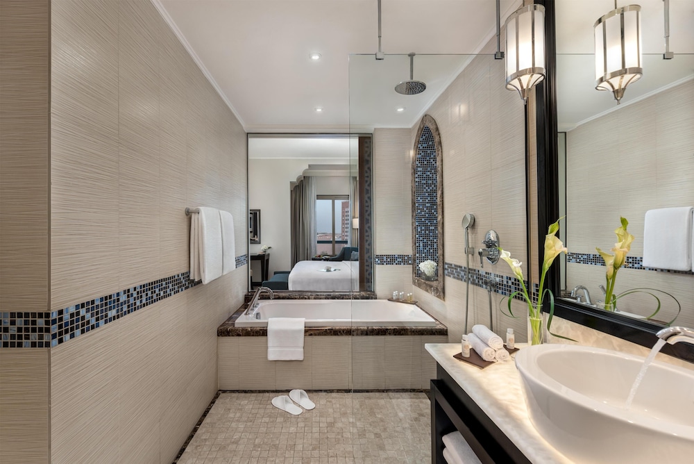 غرفة بريميير بسرير كينج، NH Collection Dubai Ibn Battuta 6/9