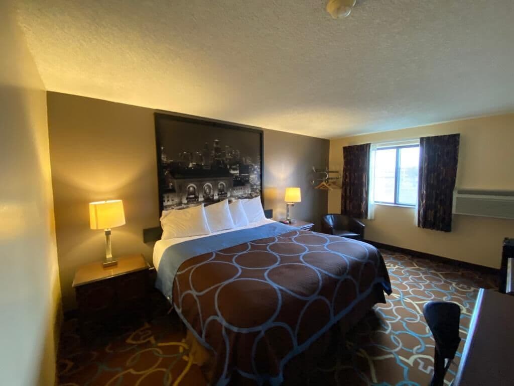 Standard, King Bed, Super 8 By Wyndham Kansas City At Barry Road/Airport 4/7