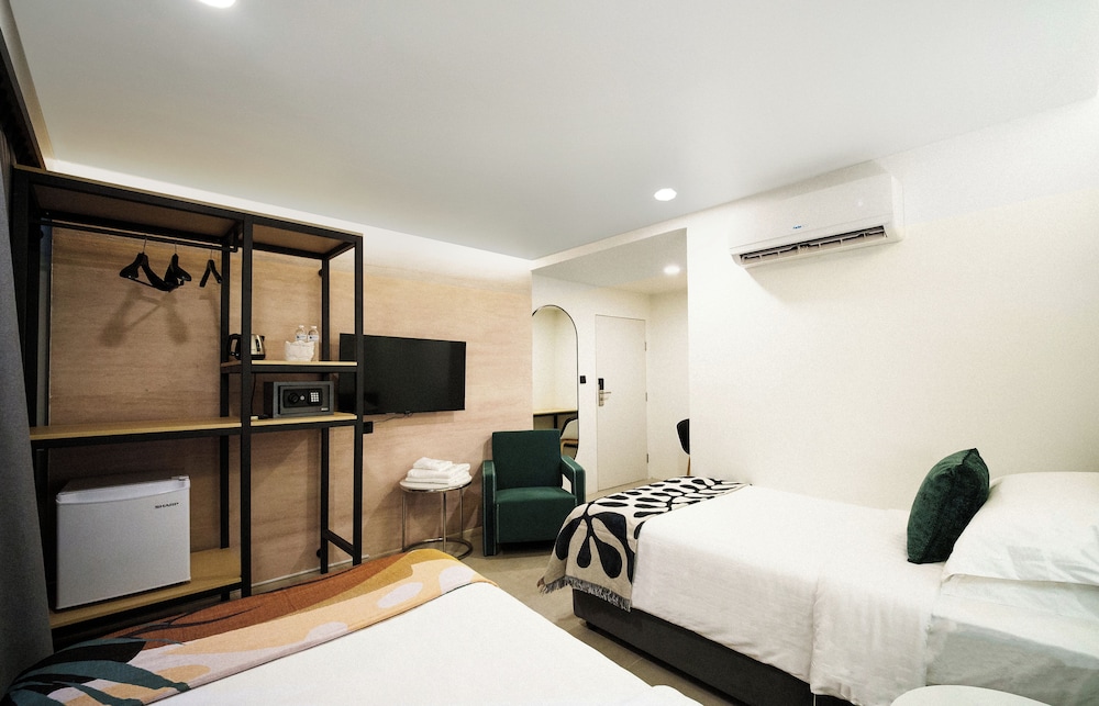Deluxe, Double or Twin Bed