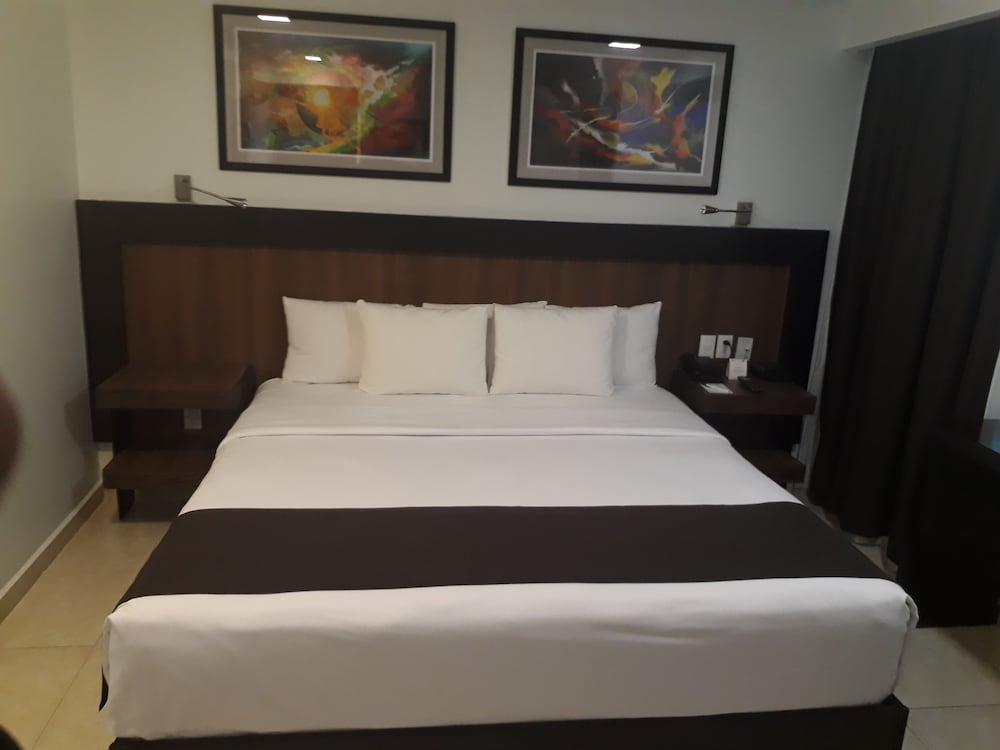 Hotel & Suites PF 10/43