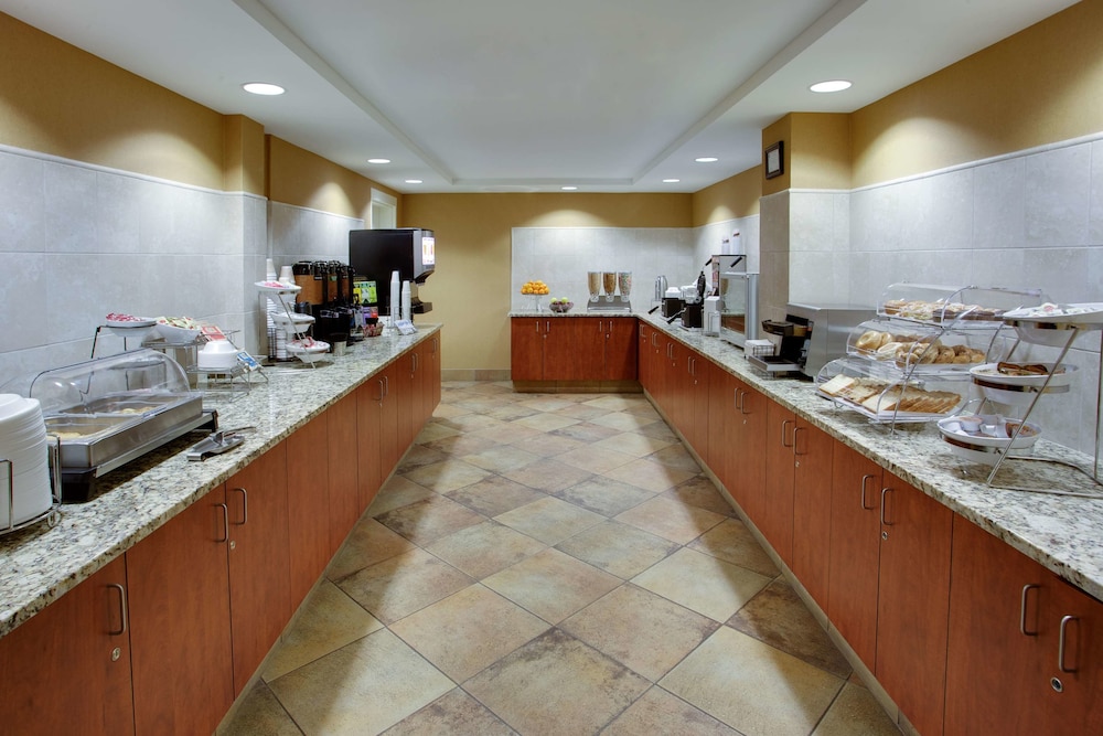 Hampton Inn Manchester Downtown, NH 27/39