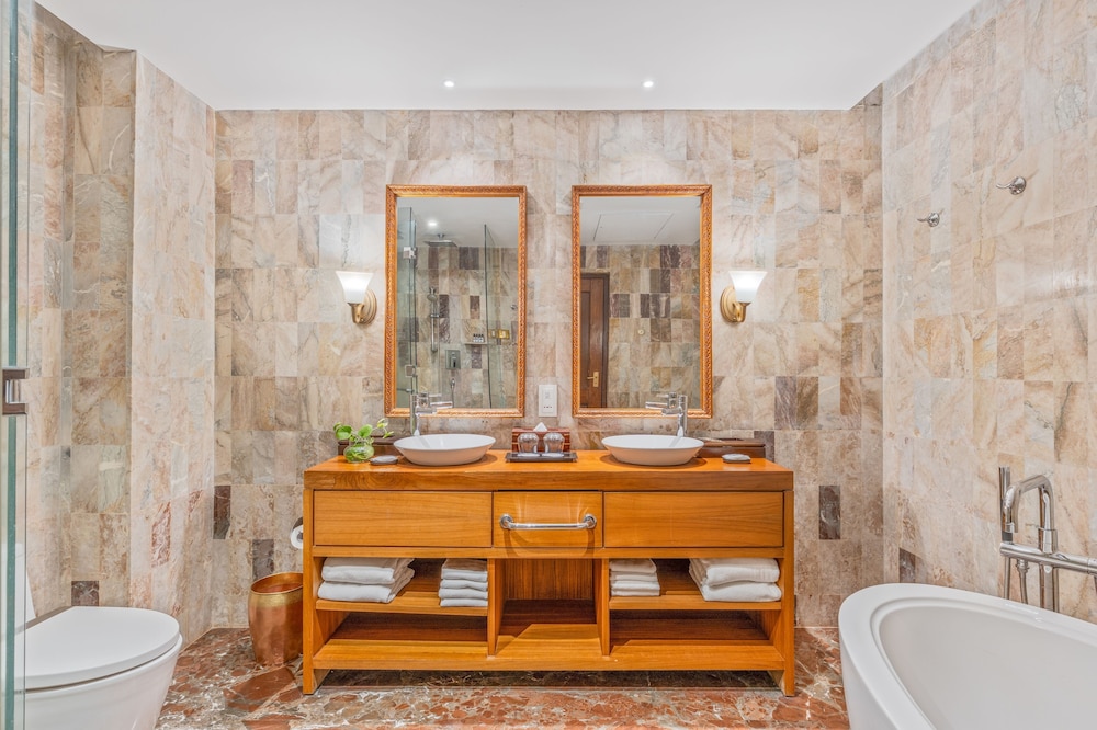 Presidential, Newari, Suite, King Bed، Hotel Yak & Yeti 7/10