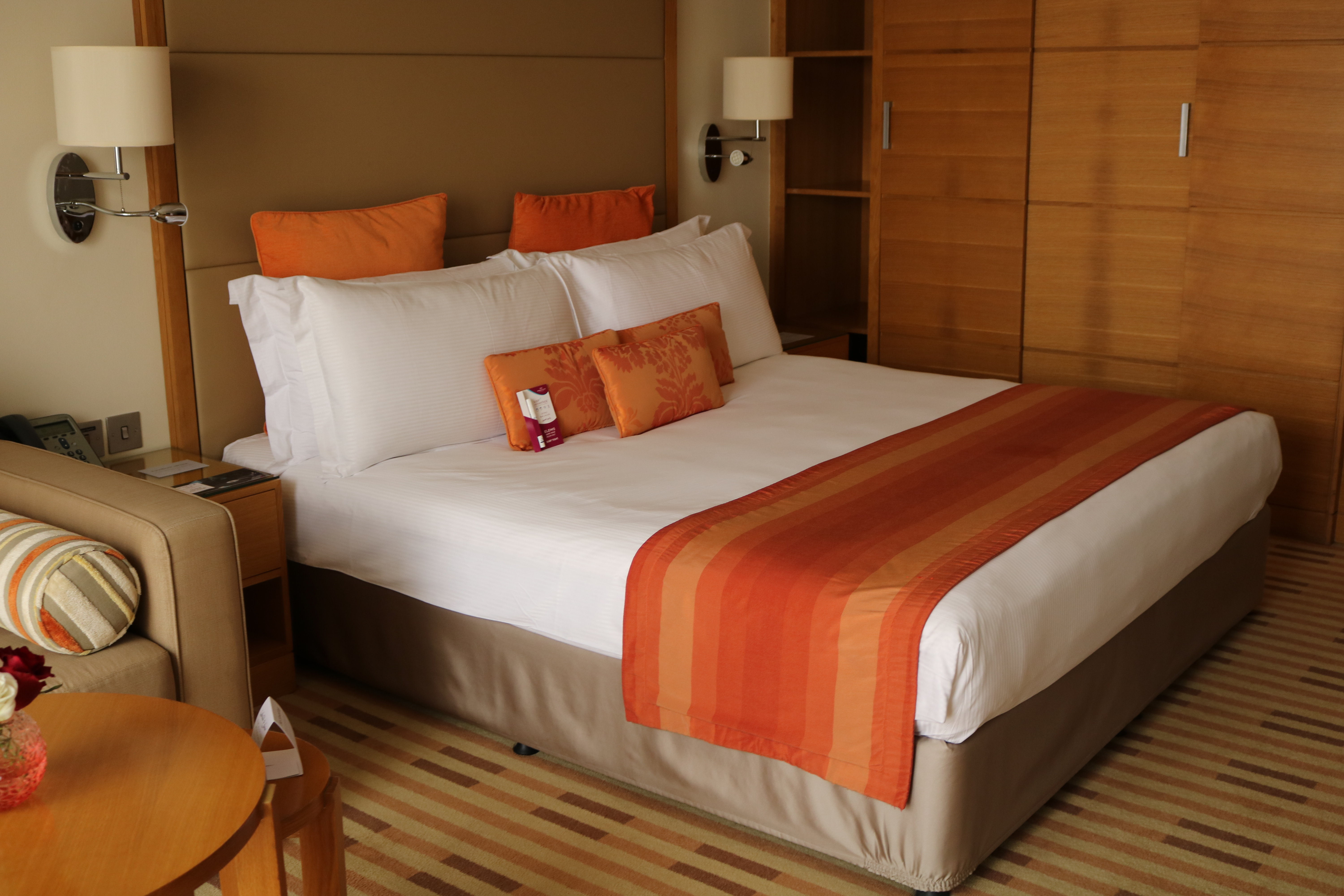 غرفة قياسية بسرير كينج بشرفة مع أريكة، Crowne Plaza Sohar 4/10