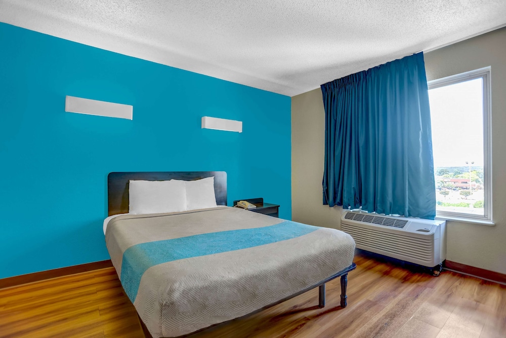 Motel6 Raleigh, NC - North 25/50