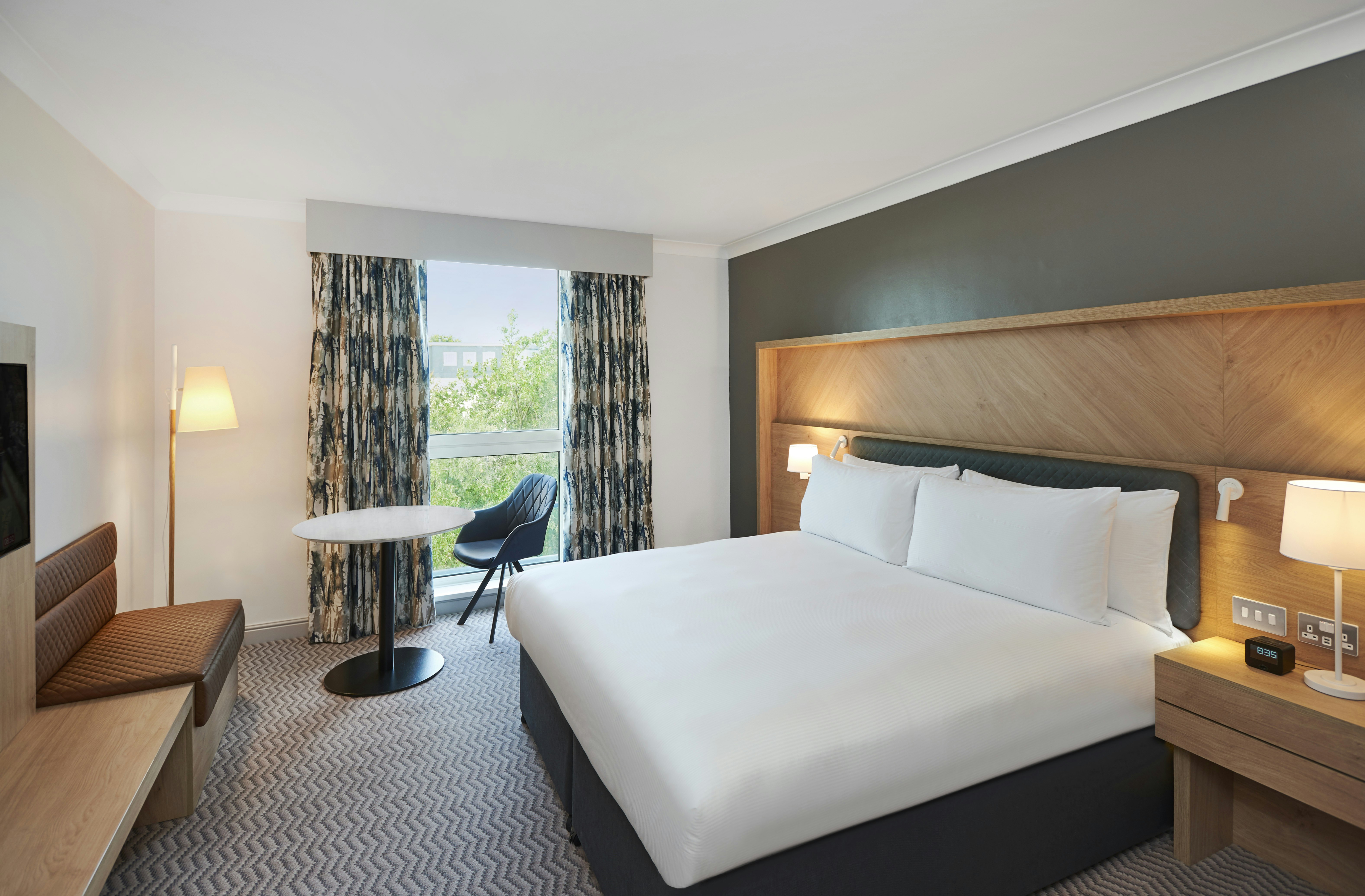 DELUXE, KING BED
