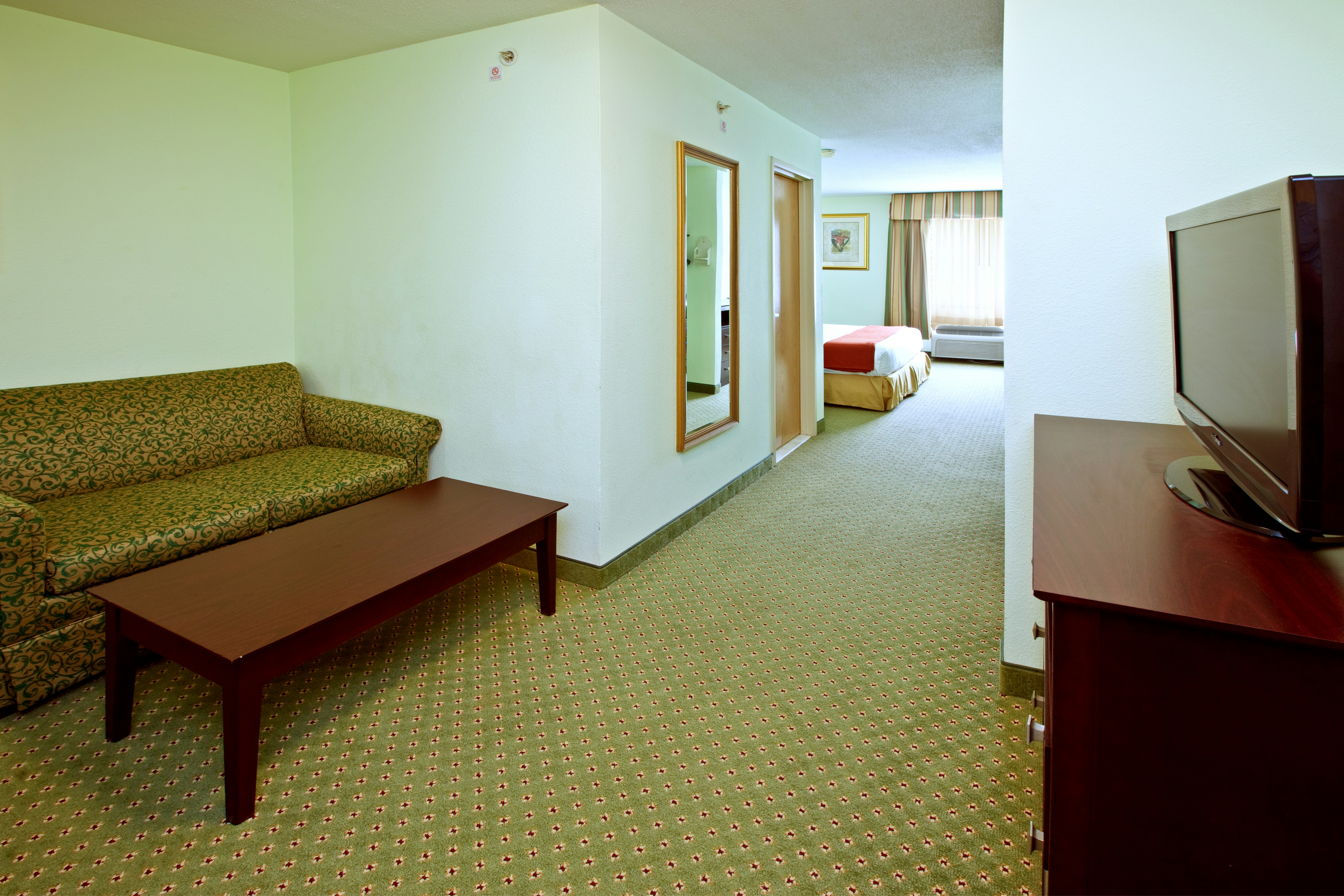 Holiday Inn Express Hotel Suites Scottsburg 40/57