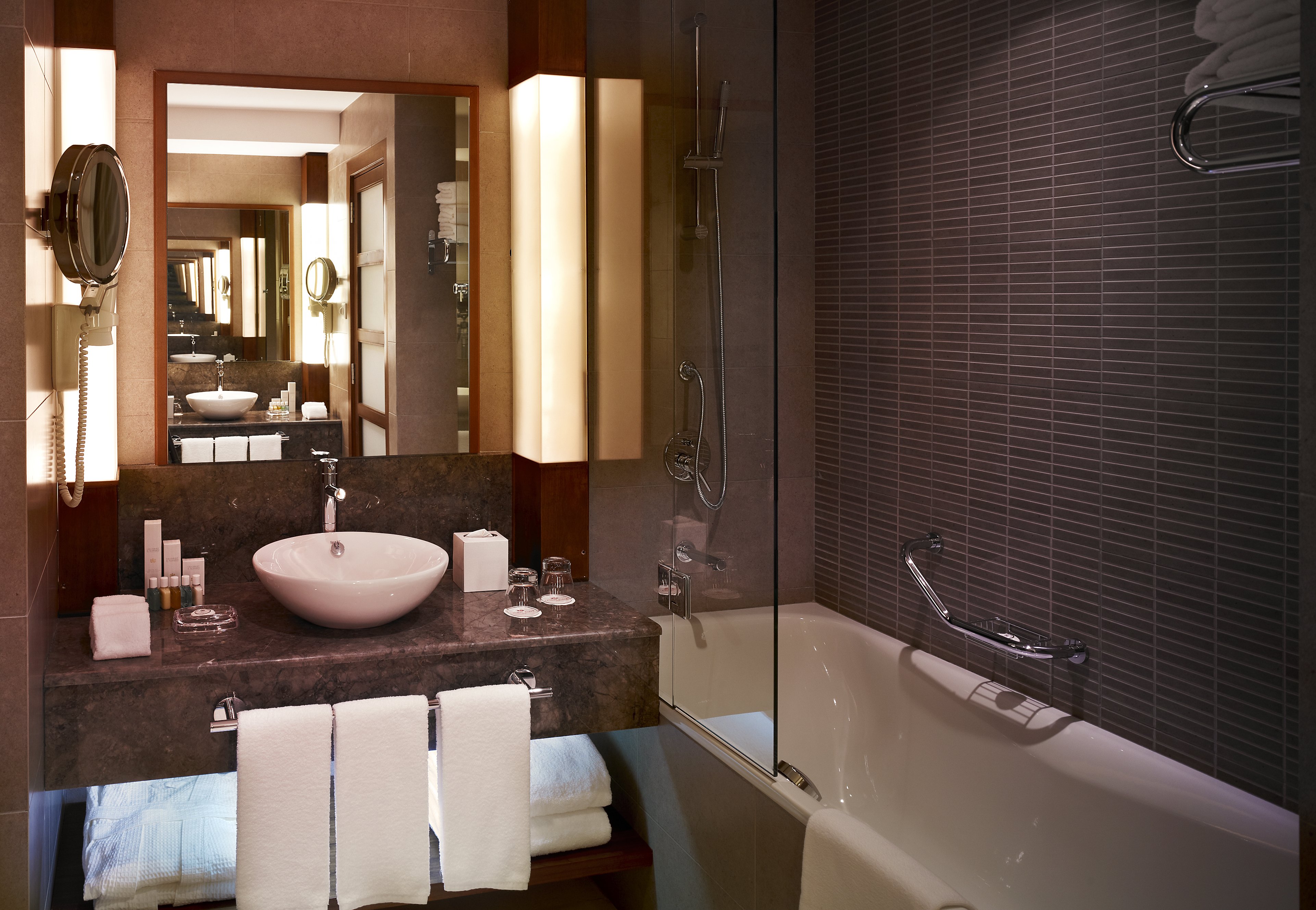 غرفة قياسية بسرير كينج بشرفة مع أريكة، Crowne Plaza Sohar 9/10