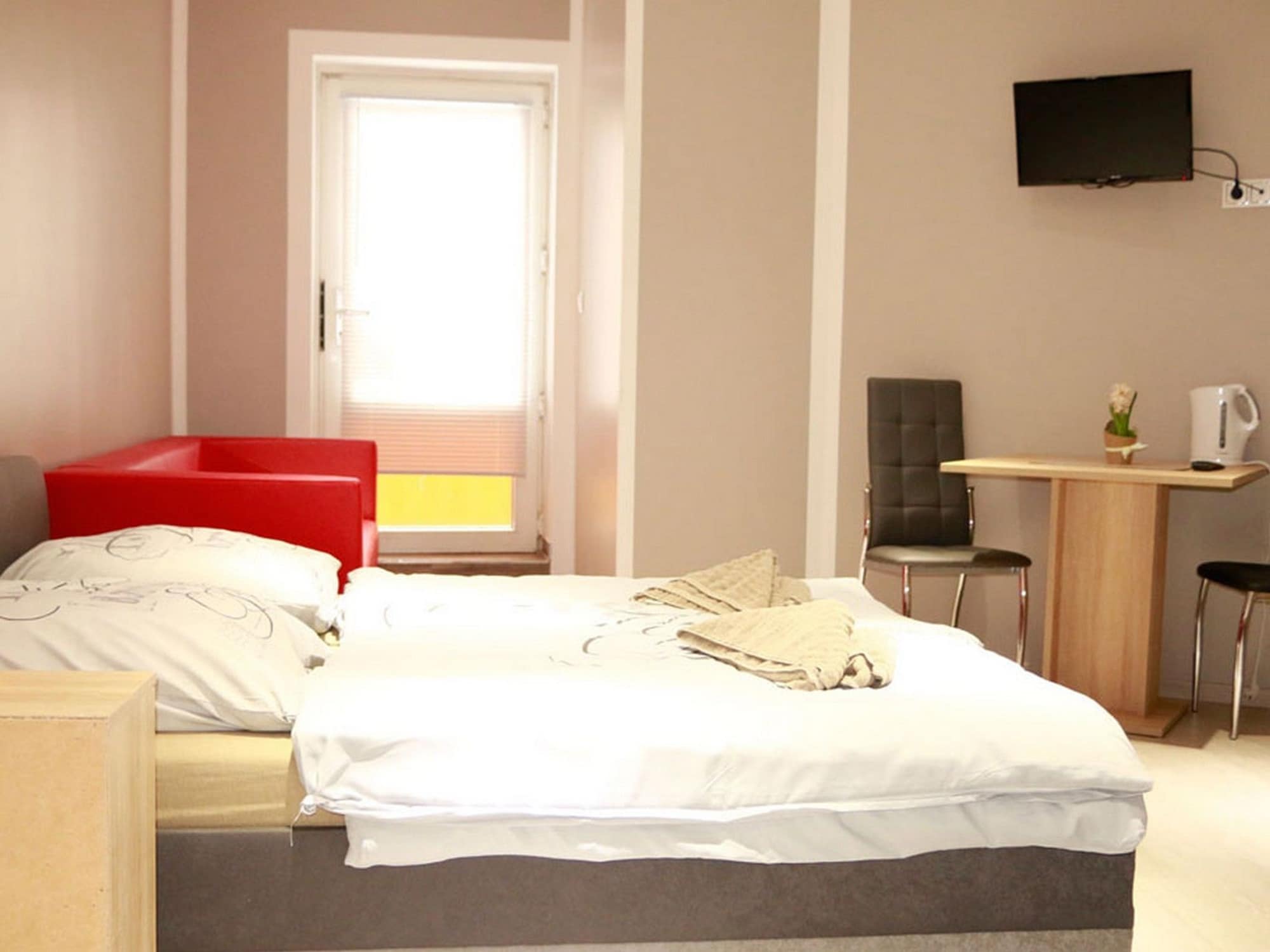 DELUXE, DOUBLE OR TWIN BED, PRIVATE BATHROOM, ACCESSIBLE