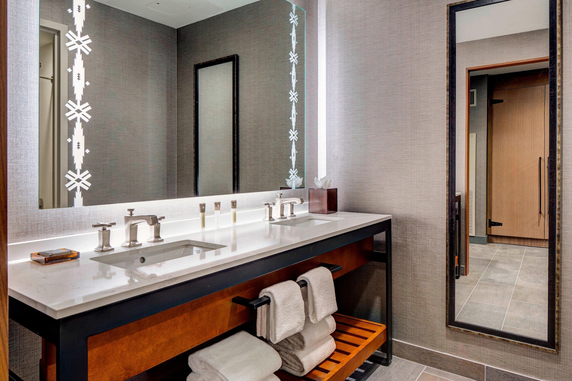 Room, 2 Queen Beds, Partial Mountain View